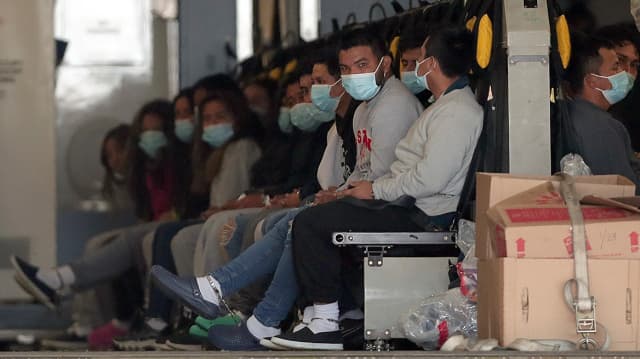 Deported Colombian migrants report transport in chains and sleep deprivation
