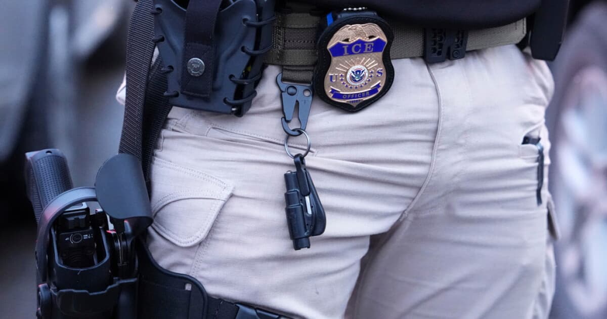 Off-duty police officer stopped by ICE agents with guns drawn in Minnesota