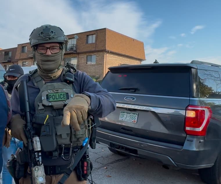 Alan G.: ICE agents point rifles at bystanders during Northbrook apartment arrest